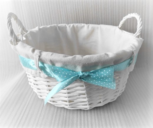 Panier rond en saule fendu blanc avec poignées, doublure blanche et ruban bleu - 13" x 5½"