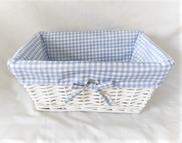 Panier rectangulaire en saule blanc avec doublure à carreaux bleus et blancs  12" x 8½" x 5½"
